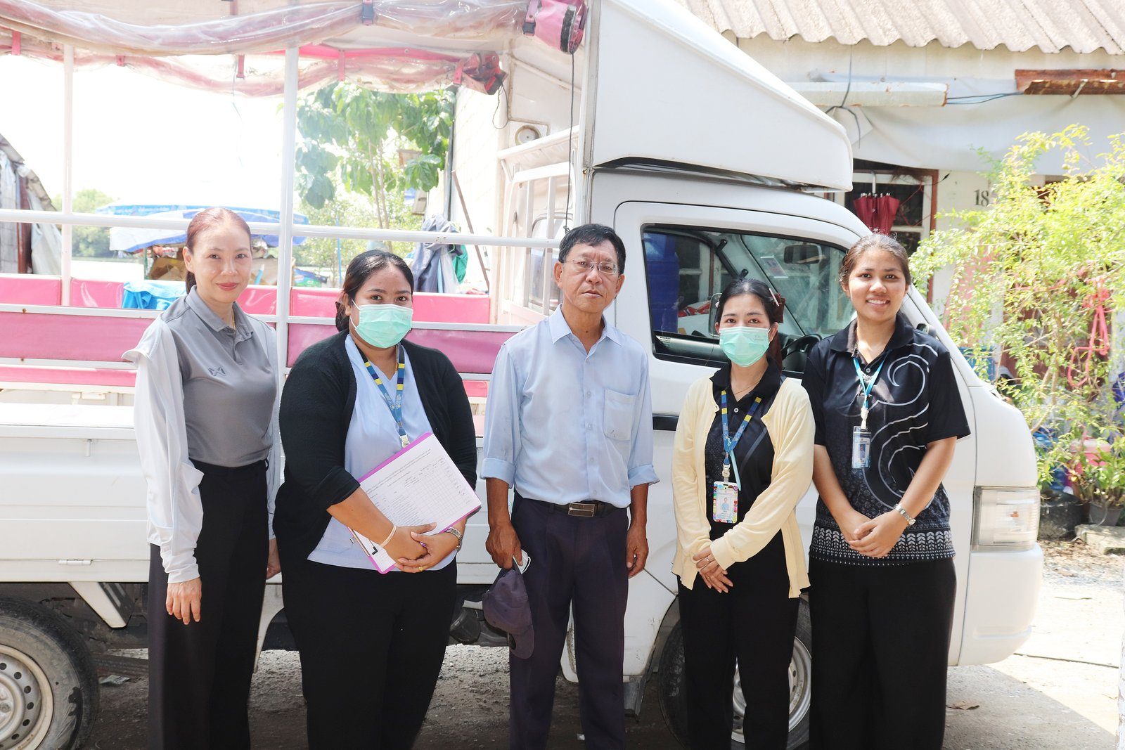 โรงพยาบาลองค์การบริหารส่วนจังหวัดภูเก็ต ลงพื้นที่ติดตามเยี่ยมบ้านผู้ป่วยติดบ้านติดเตียง พร้อมส่งมอบผ้าอ้อมผู้ใหญ่ภายใต้โครงการ “Phuket Care ดูแลประชาชน” ณ ชุมชนร่วมน้ำใจและชุมชนขุมน้ำนรหัส ต.ตลาดใหญ่ อ.เมือง จ.ภูเก็ต รูปที่ 9