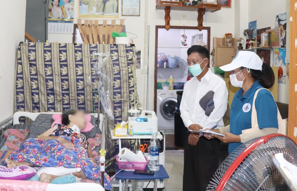 โรงพยาบาลองค์การบริหารส่วนจังหวัดภูเก็ต ลงพื้นที่ติดตามเยี่ยมบ้านผู้ป่วยติดบ้านติดเตียง ณ ชุมชนสะพานร่วมพูนผล1