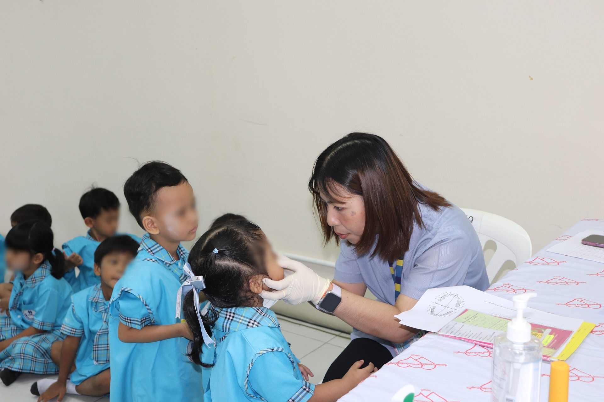โรงพยาบาลองค์การบริหารส่วนจังหวัดภูเก็ต ลงพื้นที่ให้บริการตรวจสุขภาพนักเรียน ณ โรงเรียน อบจ.สาธิตร่วมพัฒนา