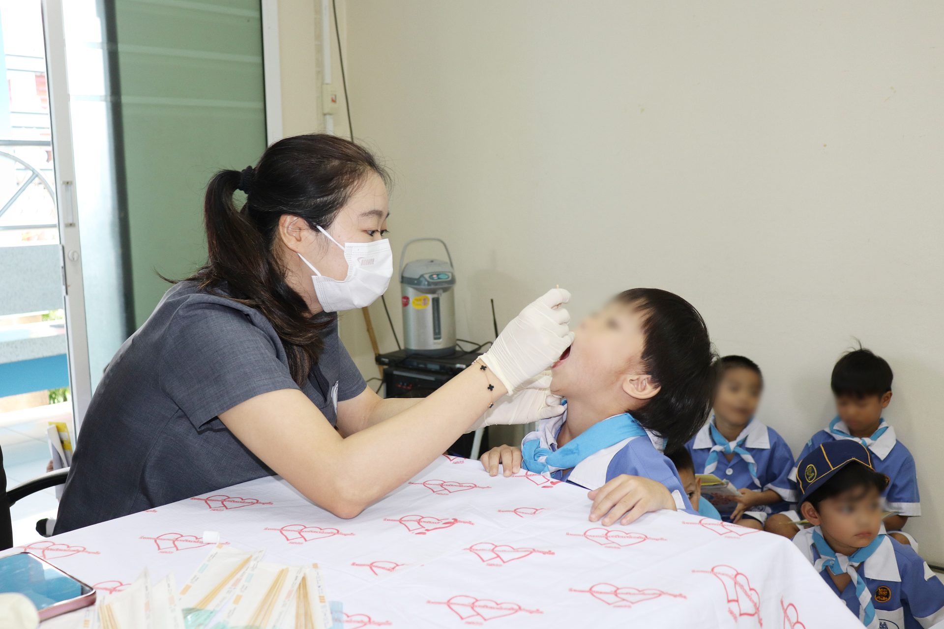 โรงพยาบาลองค์การบริหารส่วนจังหวัดภูเก็ต ลงพื้นที่ให้บริการตรวจสุขภาพนักเรียนชั้นอนุบาล 3 อบจ.สาธิตร่วมพัฒนา