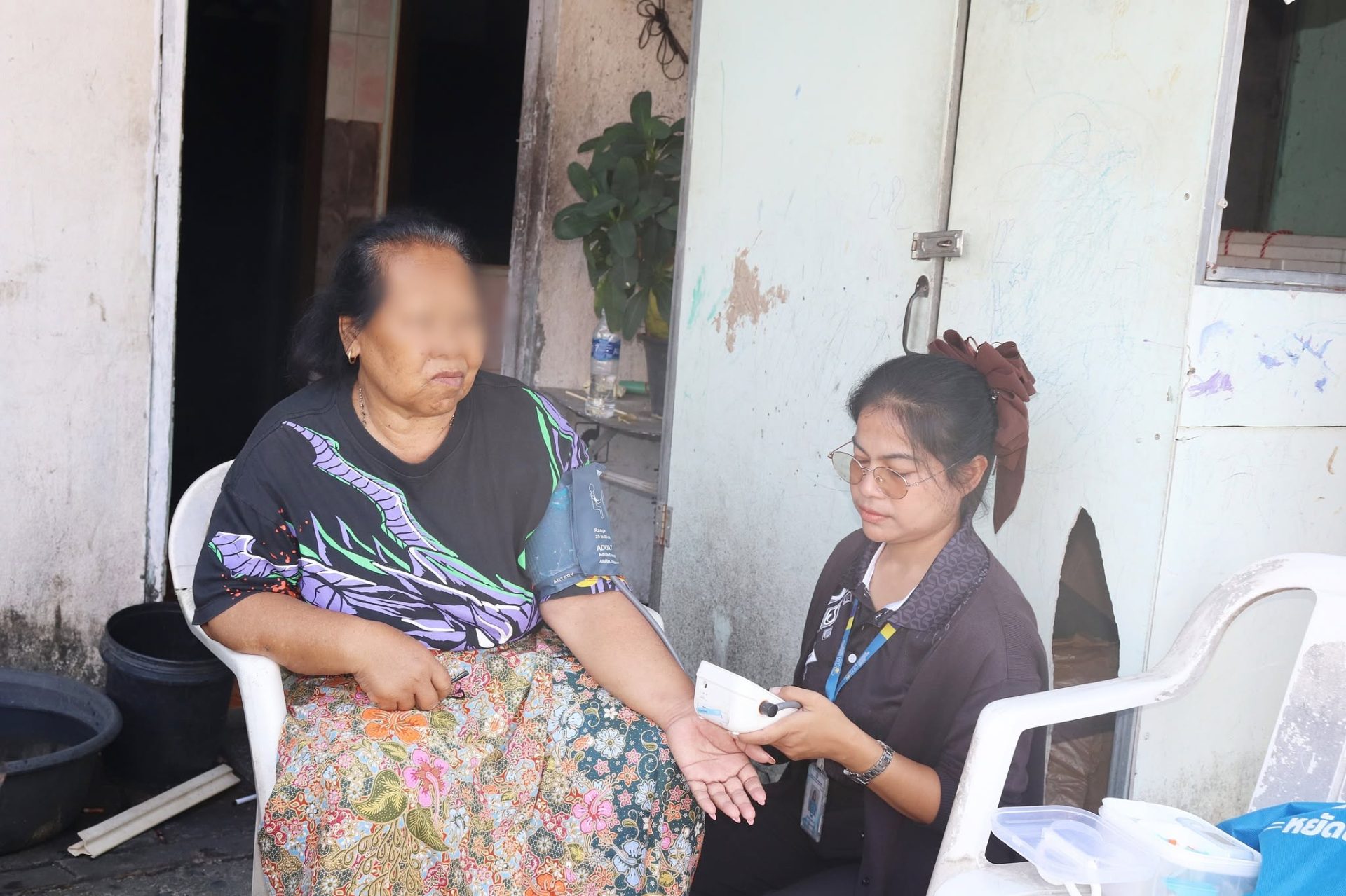 โรงพยาบาลองค์การบริหารส่วนจังหวัดภูเก็ต ลงพื้นที่ติดตามเยี่ยมบ้านผู้ป่วยติดบ้านติดเตียง ณ ชุมชนสะพานร่วมพูนผล2 ต.ตลาดใหญ่ อ.เมือง จ.ภูเก็ต