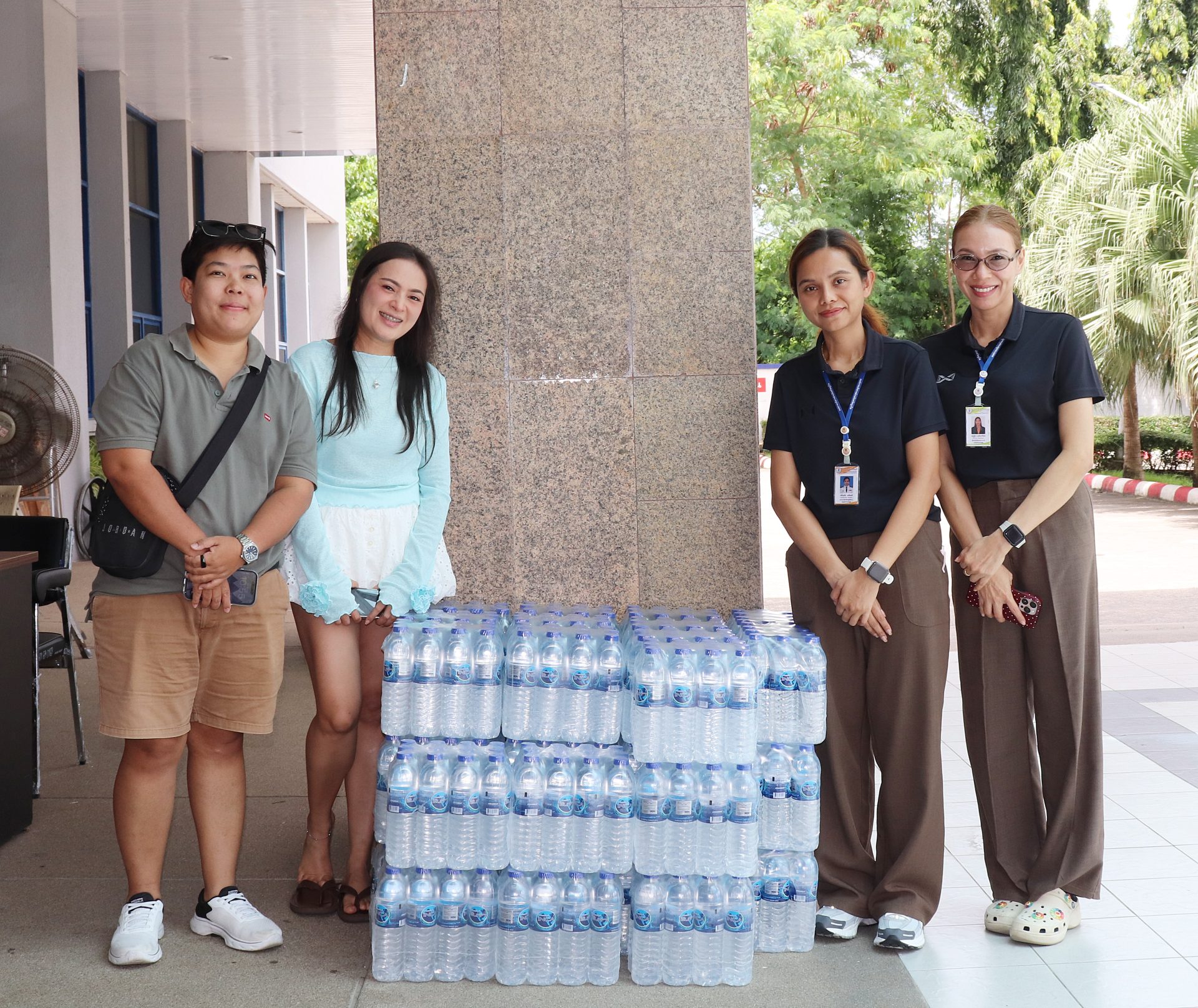 ขอขอบพระคุณ ครอบครัวคุณสุจิตรา สัญจร ที่ร่วมบริจาคน้ำดื่มขนาด 600 ml จำนวน 40 แพ็ค