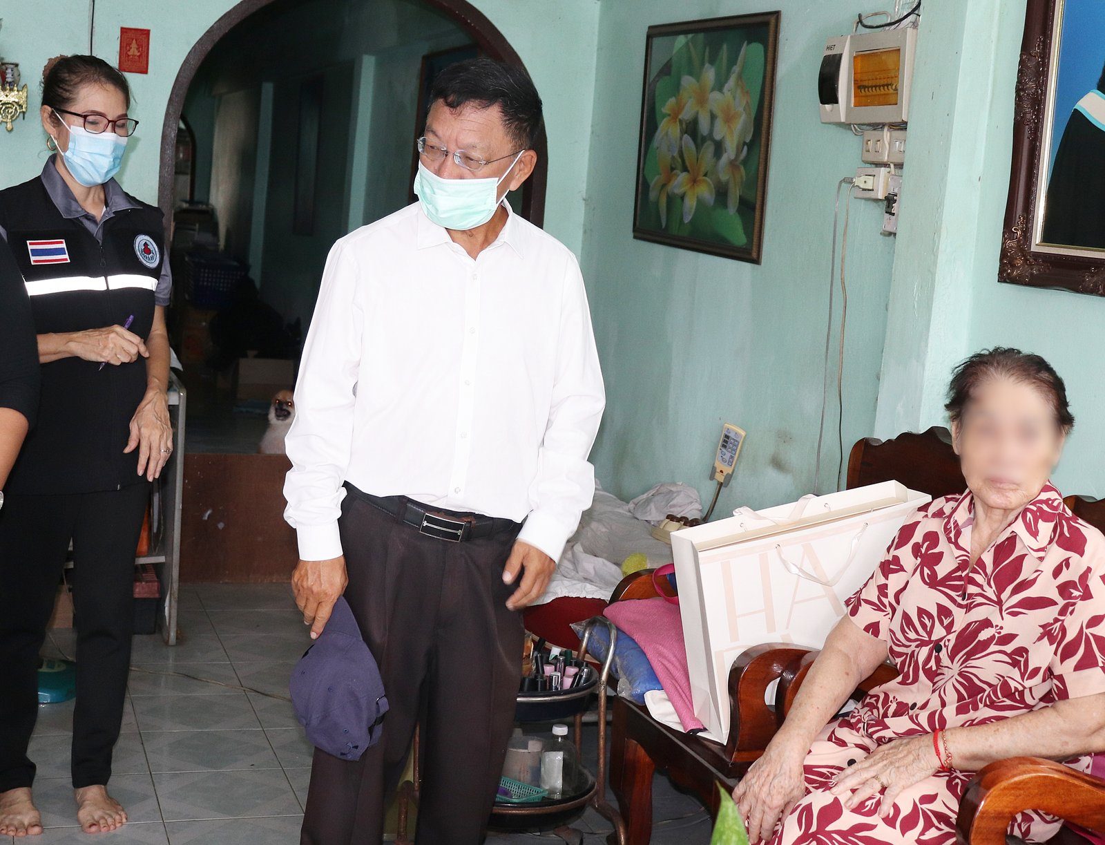 โรงพยาบาลองค์การบริหารส่วนจังหวัดภูเก็ต ลงพื้นที่ติดตามเยี่ยมบ้านผู้ป่วยติดบ้านติดเตียง พร้อมให้บริการฉีดวัคซีนป้องกันไข้หวัดใหญ่เชิงรุก ณ พื้นที่หมู่ 7 ต.รัษฎา อ.เมือง จ.ภูเก็ต