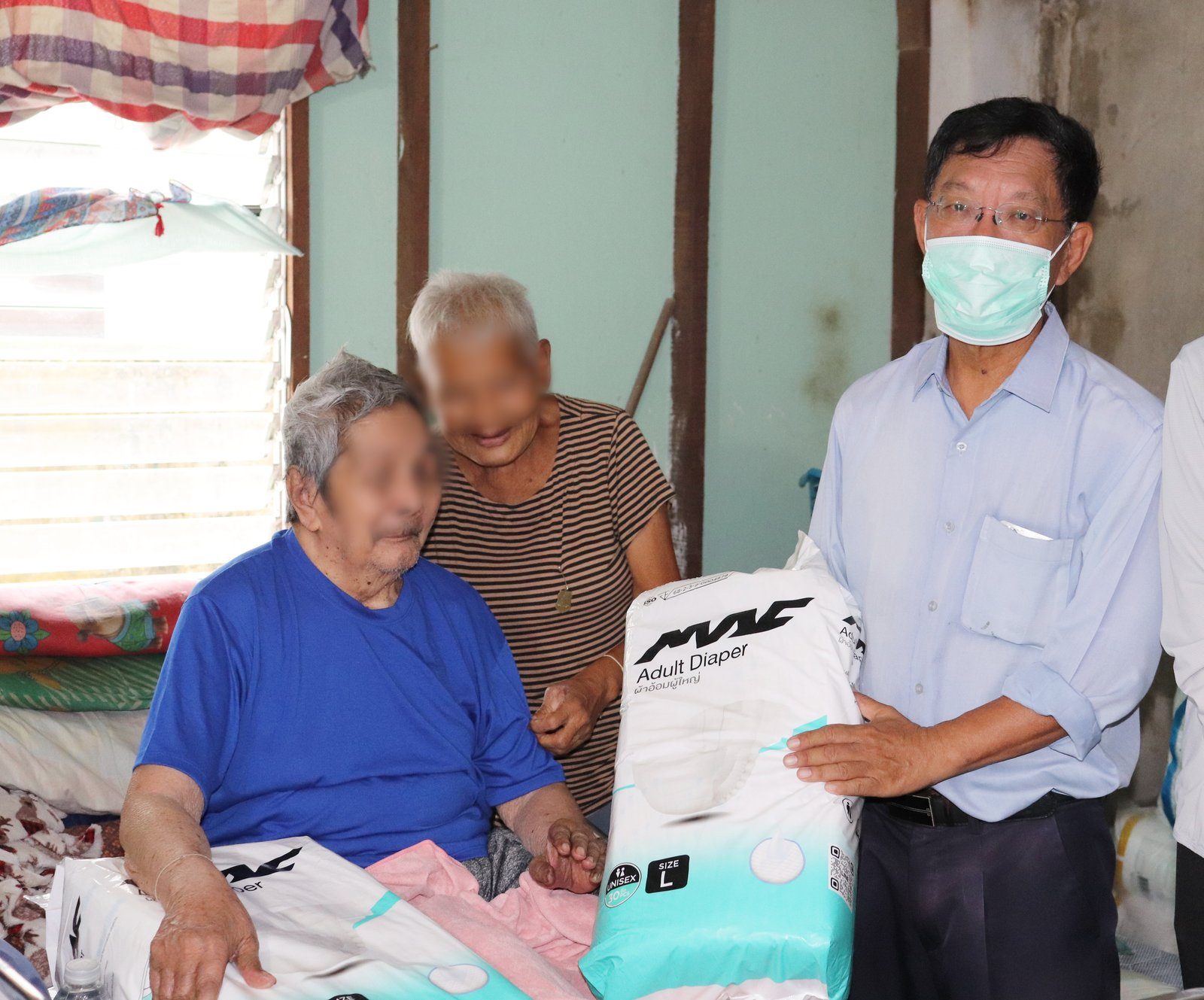 โรงพยาบาลองค์การบริหารส่วนจังหวัดภูเก็ต ลงพื้นที่ติดตามเยี่ยมบ้านผู้ป่วยติดบ้านติดเตียง พร้อมส่งมอบผ้าอ้อมผู้ใหญ่ภายใต้โครงการ “Phuket Care ดูแลประชาชน” ณ ชุมชนร่วมน้ำใจและชุมชนขุมน้ำนรหัส ต.ตลาดใหญ่ อ.เมือง จ.ภูเก็ต